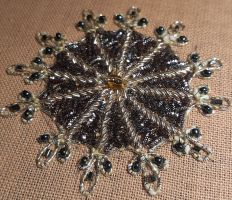 Broche broderie d’or Broche brodée lotus en broderie d’or, symbole d’épanouissement